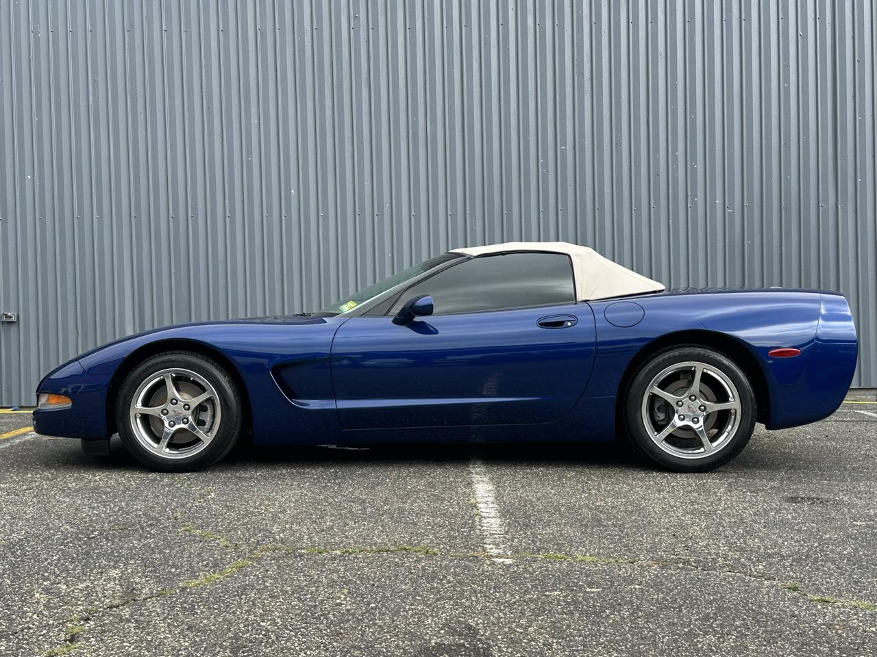 Chevrolet Corvette 2dr Convertible 2004