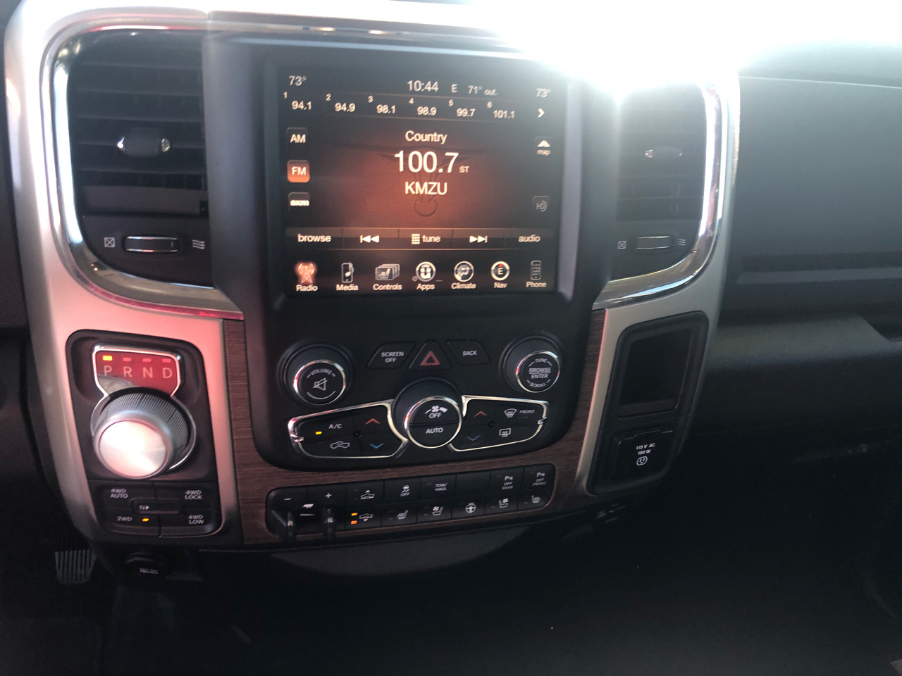 RAM 1500 4WD Crew Cab 149" Laramie 2015