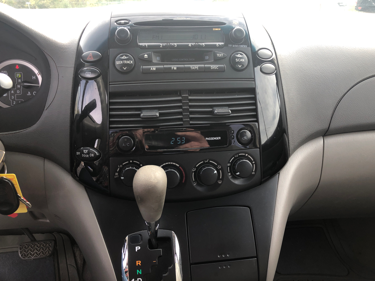 Toyota Sienna 5dr CE FWD 7-Passenger (Natl) 2004