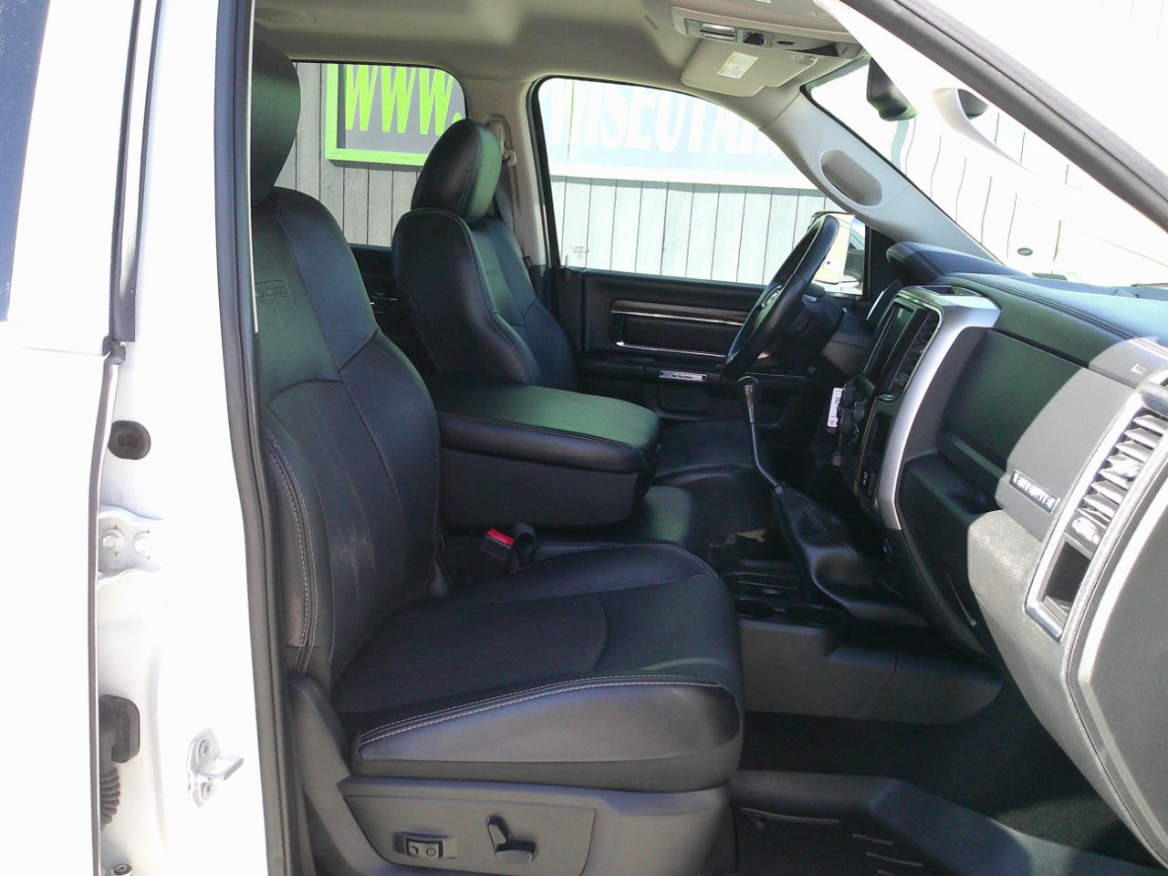 RAM 3500 Laramie Mega Cab 4WD 2017 RAM 3500 Laramie Mega Cab 4WD 2017