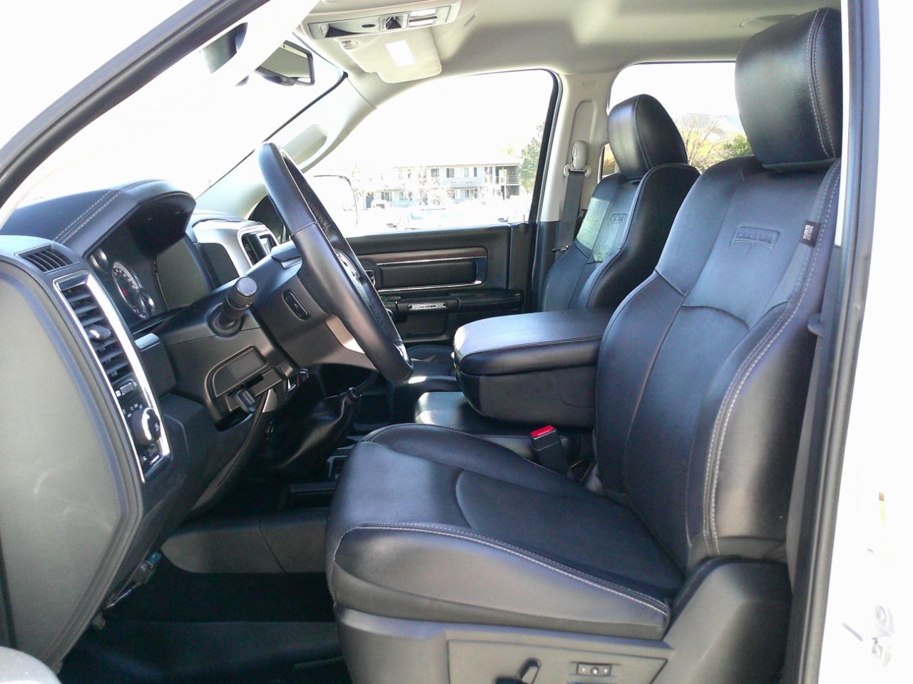 RAM 3500 Laramie Mega Cab 4WD 2017 RAM 3500 Laramie Mega Cab 4WD 2017