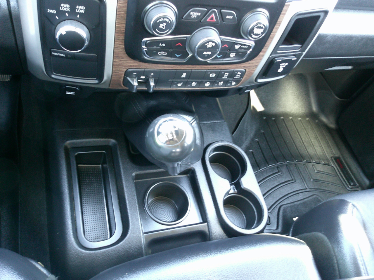 RAM 3500 Laramie Mega Cab 4WD 2017 RAM 3500 Laramie Mega Cab 4WD 2017