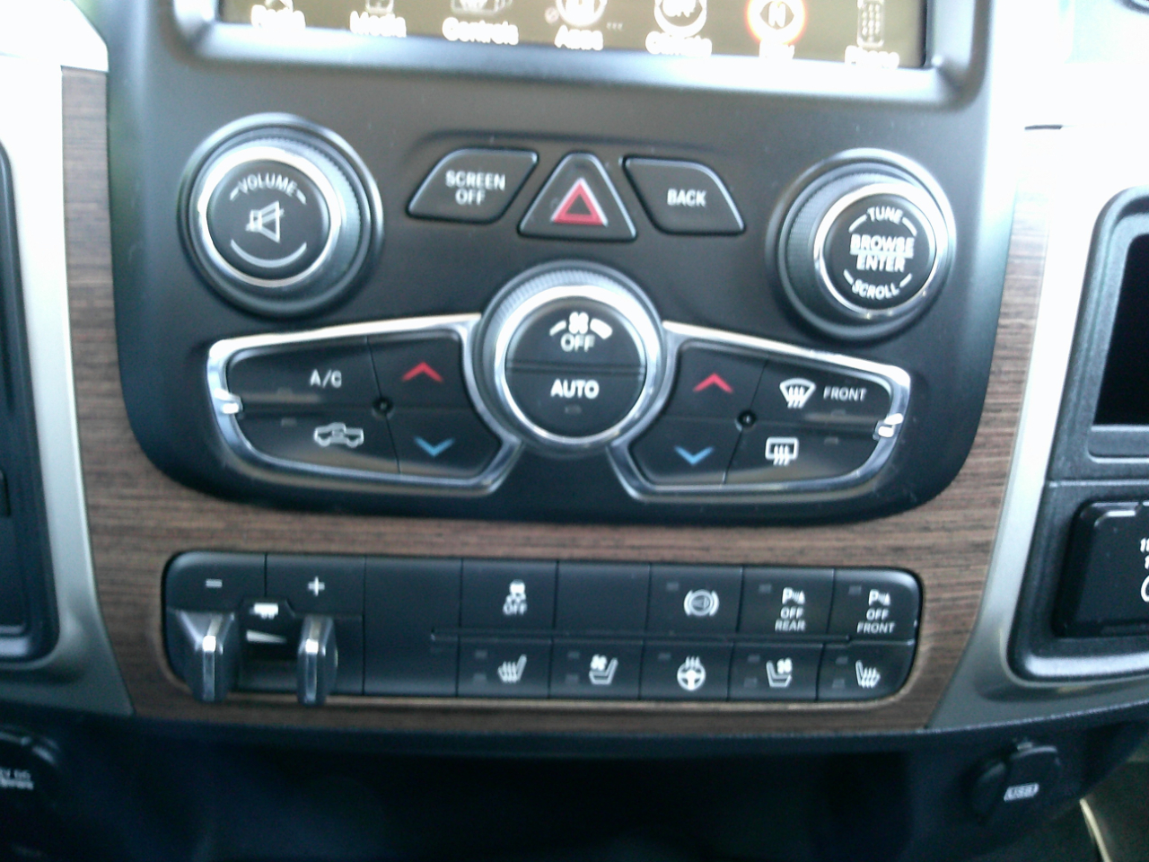 RAM 3500 Laramie Mega Cab 4WD 2017 RAM 3500 Laramie Mega Cab 4WD 2017