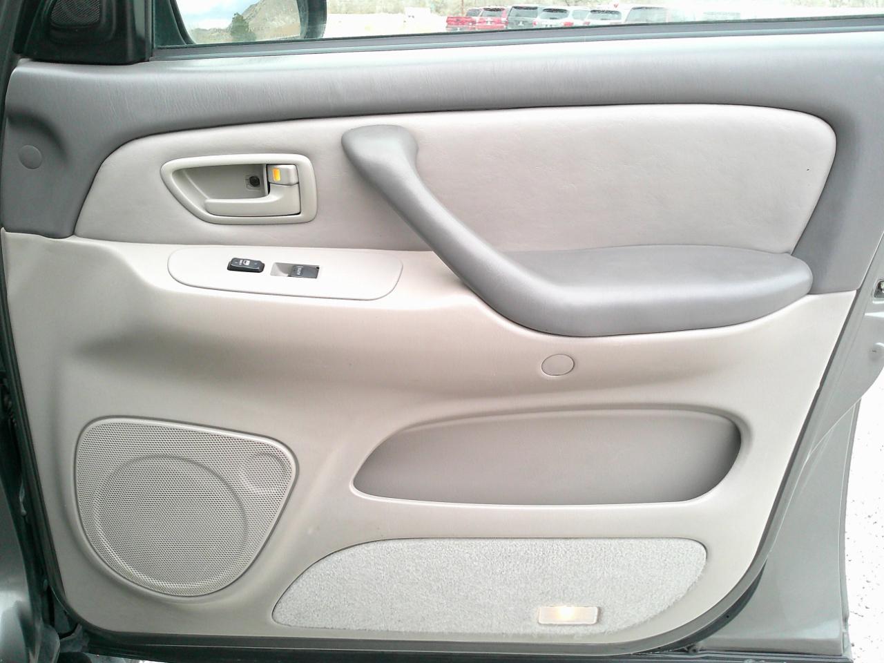 Toyota Sequoia SR5 4WD 2006