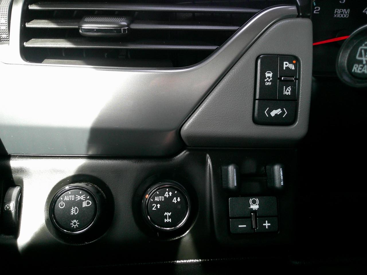 Chevrolet Suburban LT 1500 4WD 2015