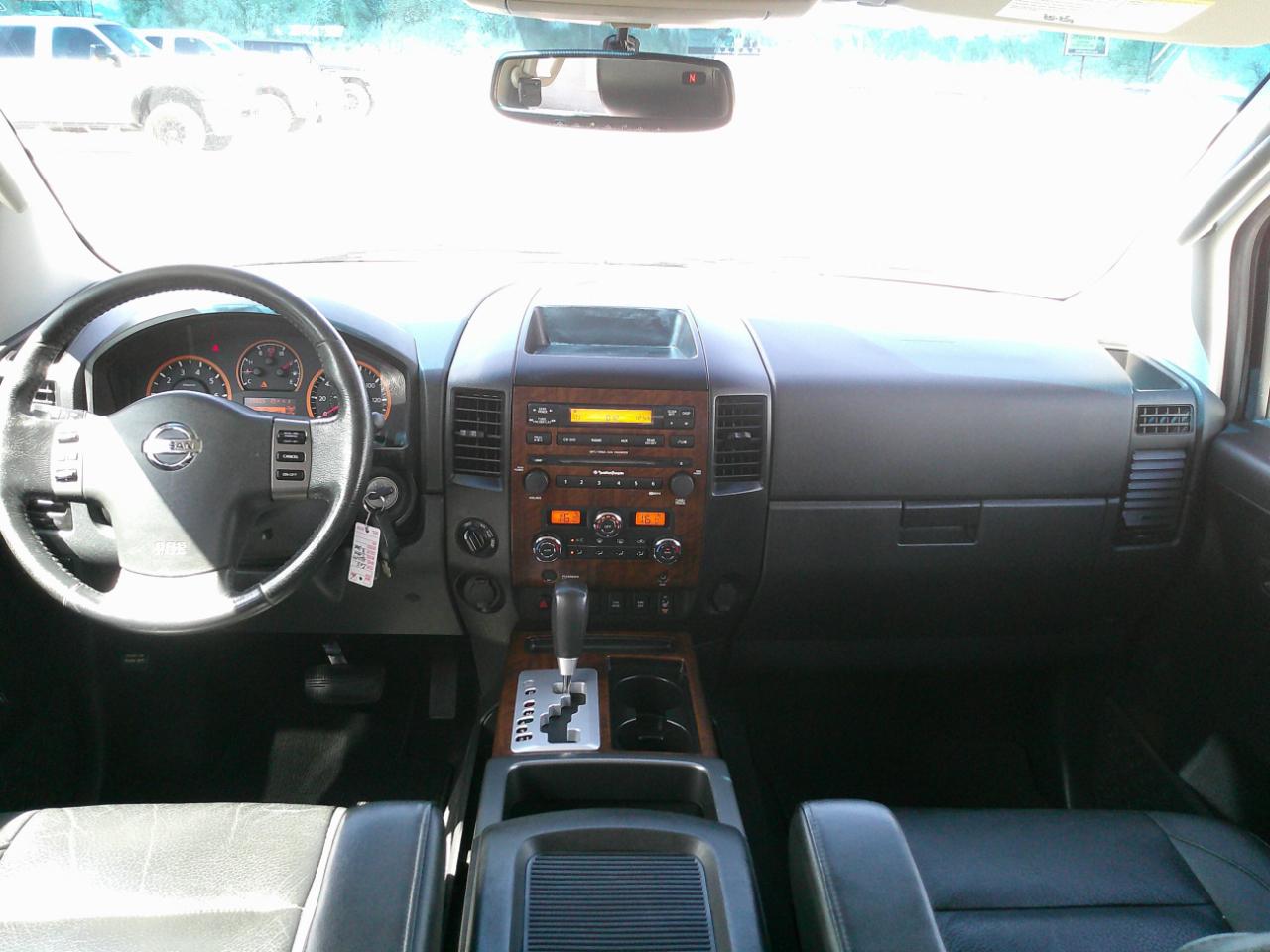 Nissan Titan SL Crew Cab 4WD 2011