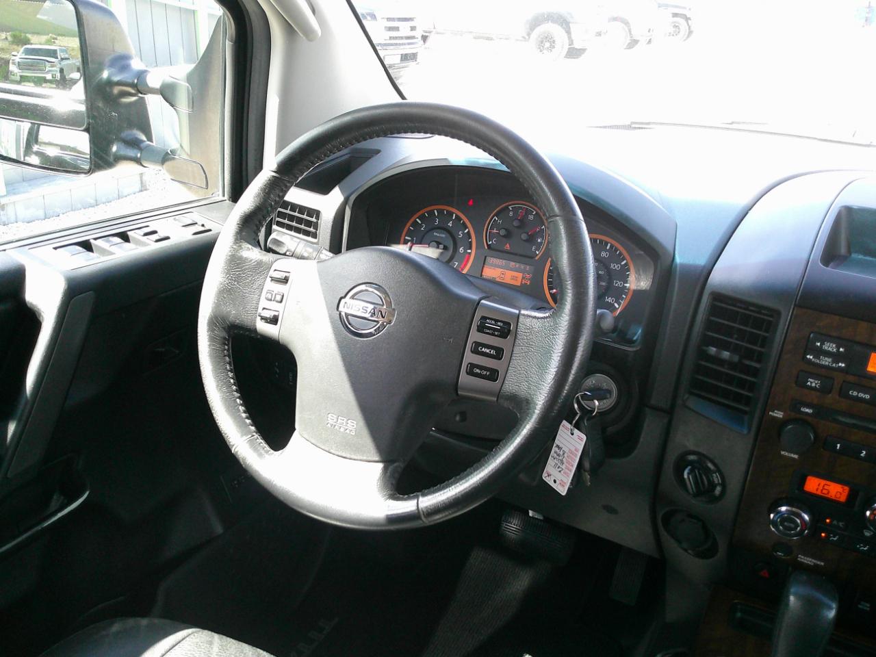 Nissan Titan SL Crew Cab 4WD 2011