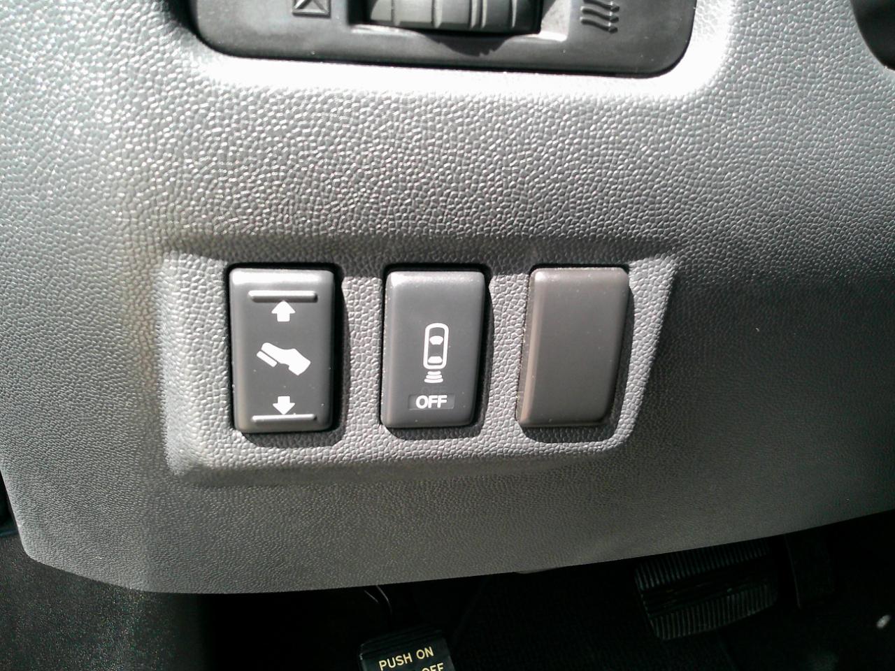 Nissan Titan SL Crew Cab 4WD 2011