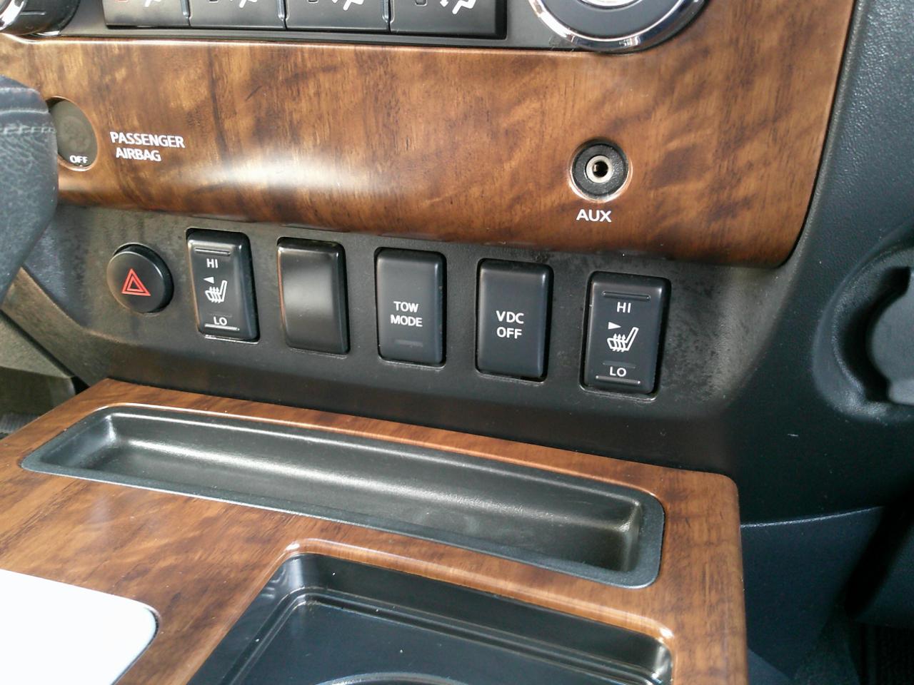 Nissan Titan SL Crew Cab 4WD 2011