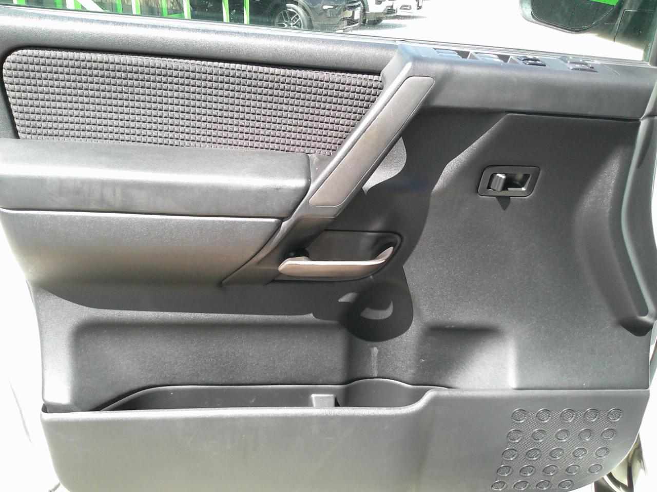 Nissan Titan SV Crew Cab 4WD 2012