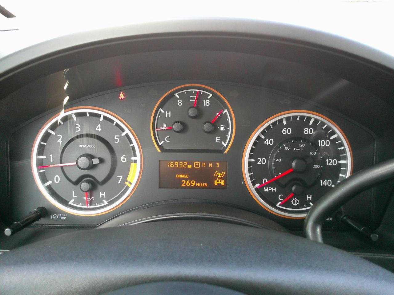 Nissan Titan SV Crew Cab 4WD 2012