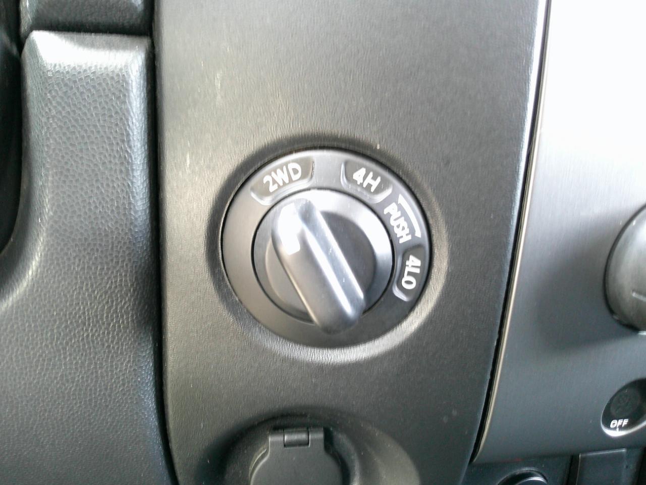 Nissan Titan SV Crew Cab 4WD 2012