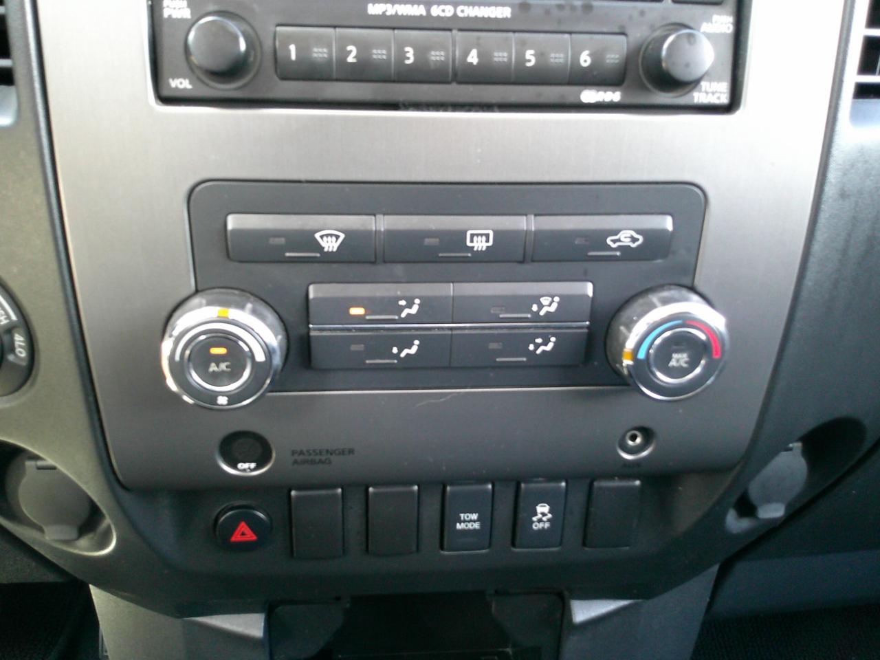 Nissan Titan SV Crew Cab 4WD 2012