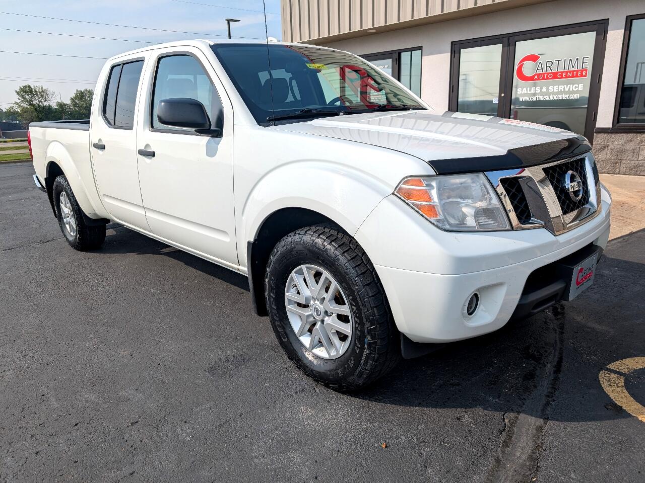 2016 Nissan Frontier SL Crew Cab photo 2