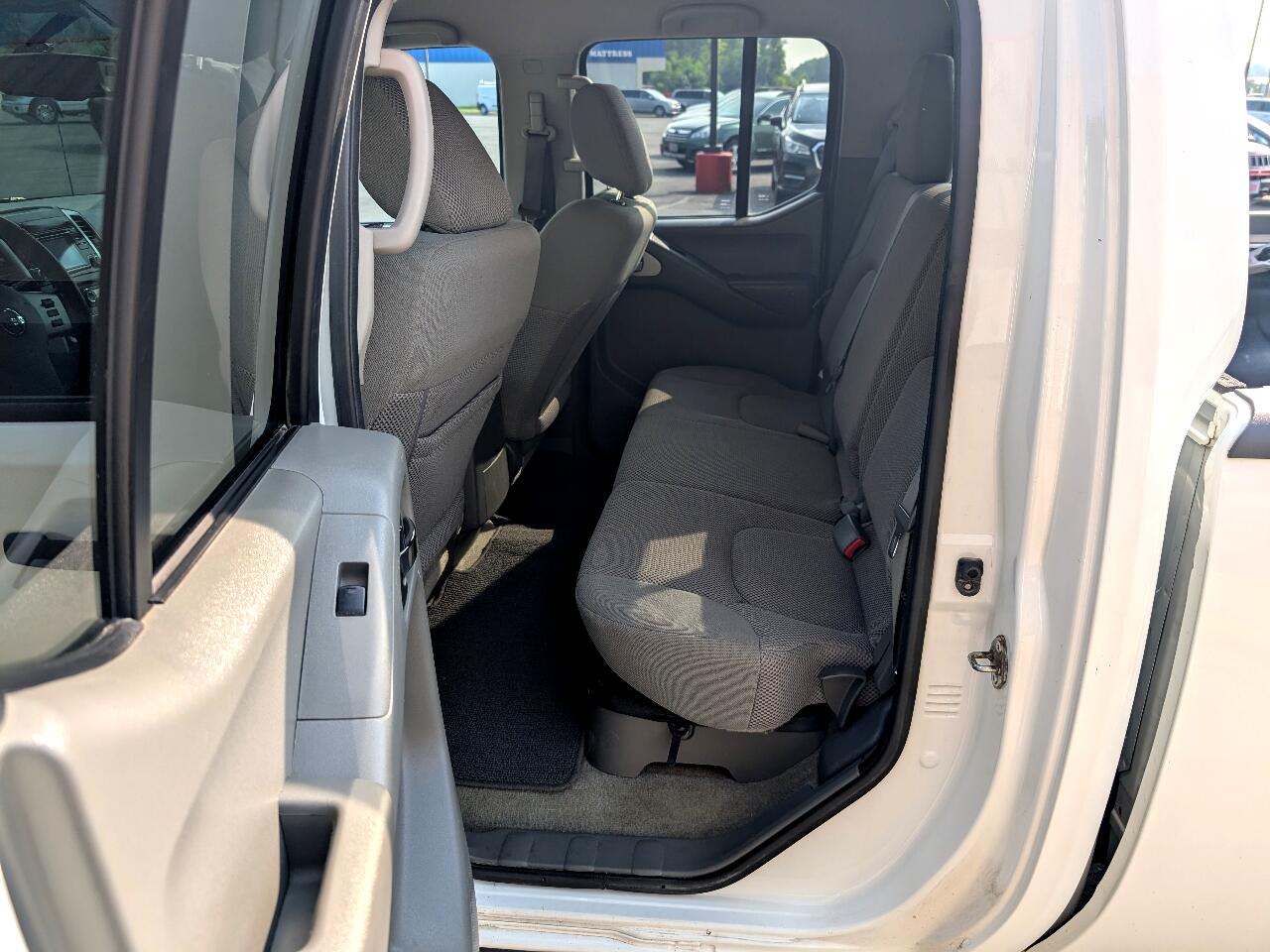 2016 Nissan Frontier SL Crew Cab photo 10