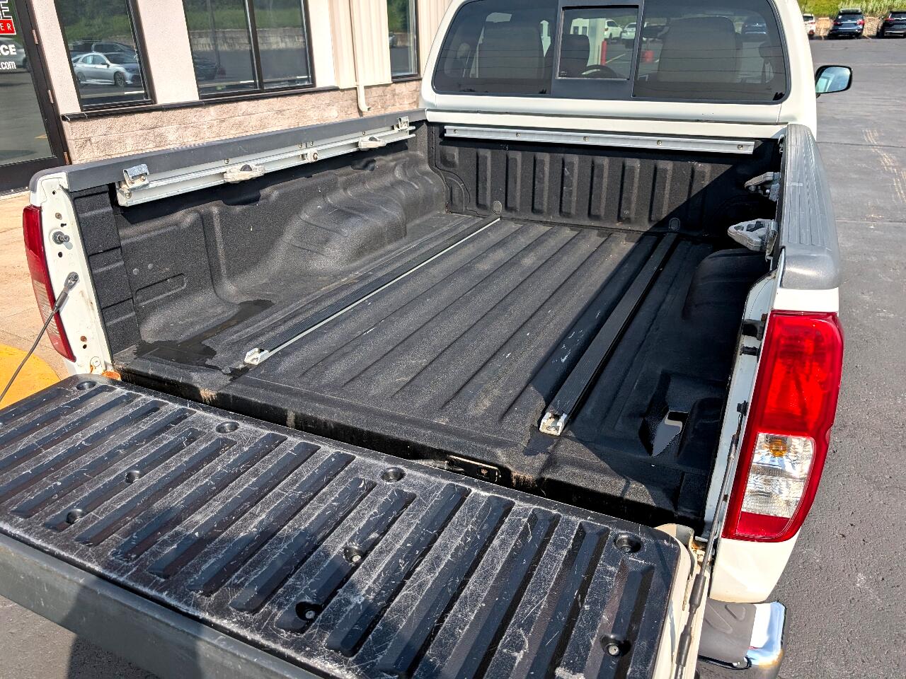 2016 Nissan Frontier SL Crew Cab photo 13