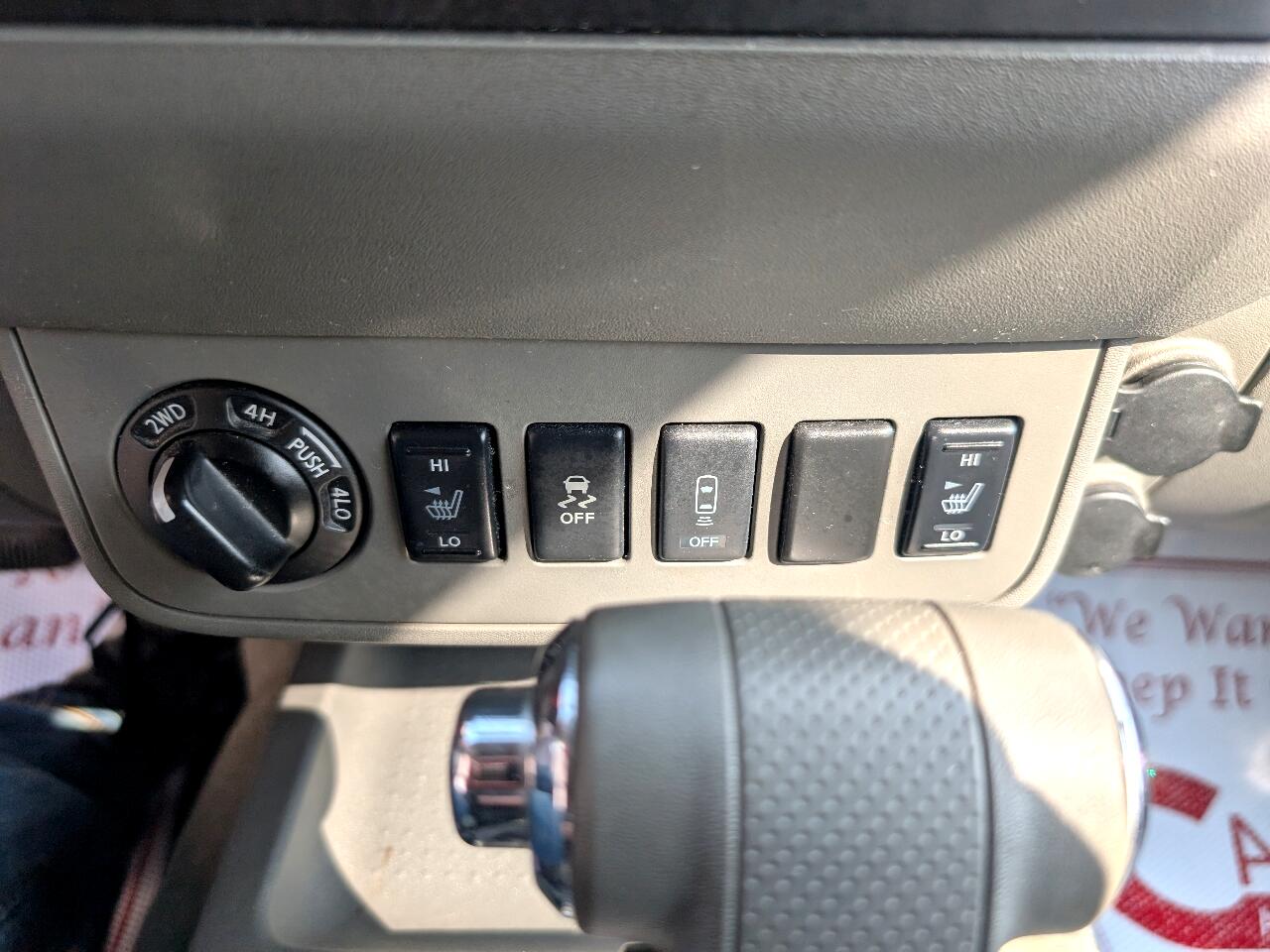 2016 Nissan Frontier SL Crew Cab photo 21