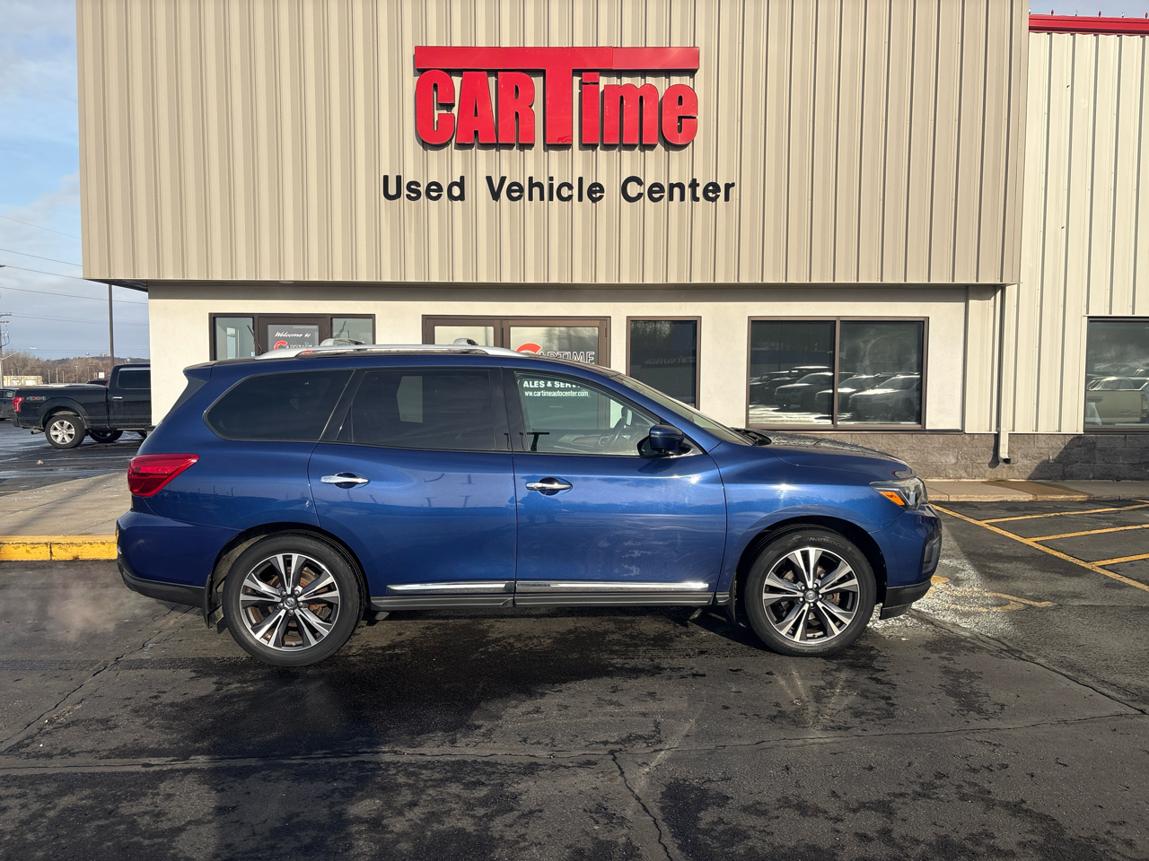 2017 Nissan Pathfinder Platinum's photo