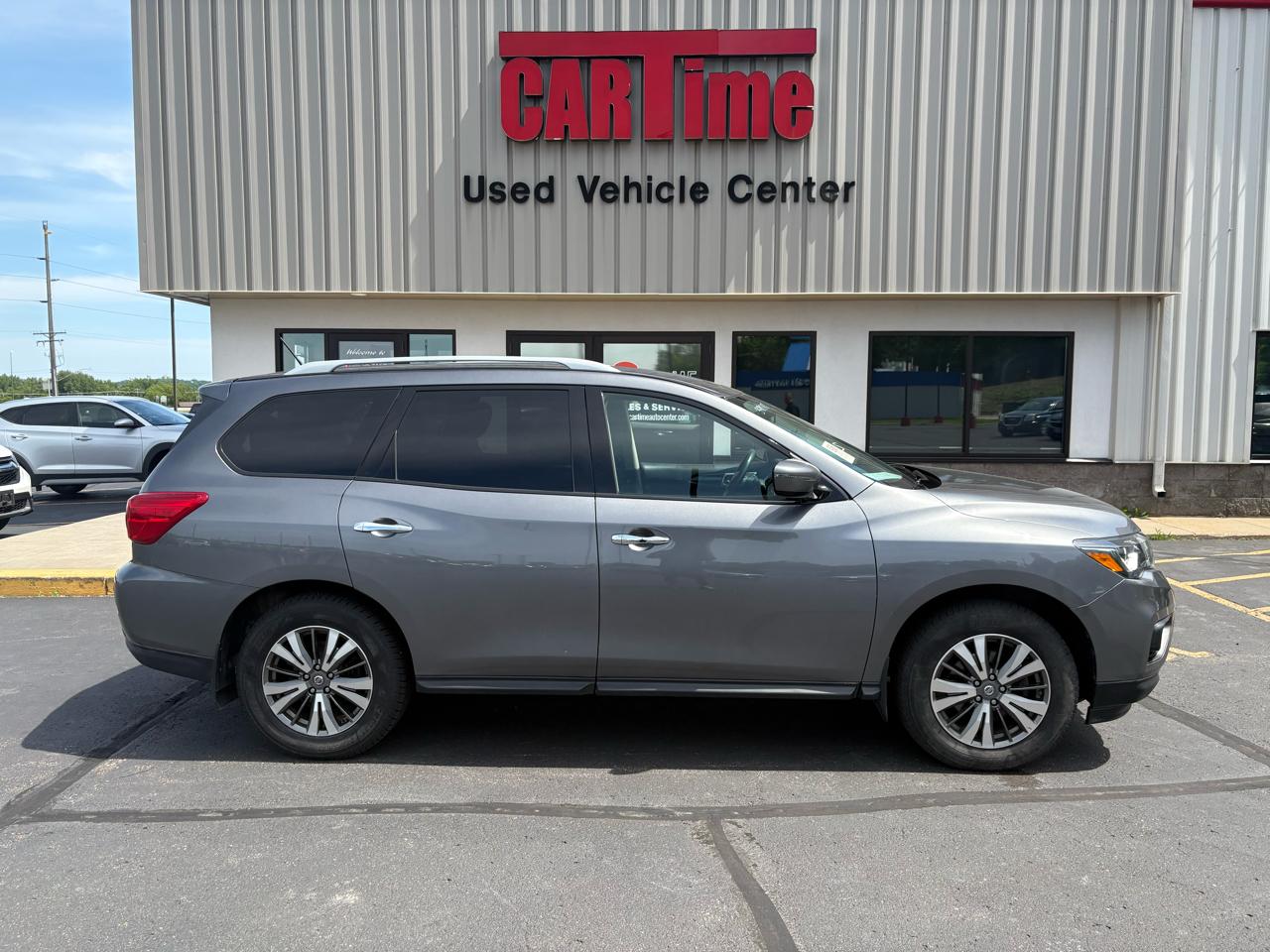 2017 Nissan Pathfinder SV 4WD's photo