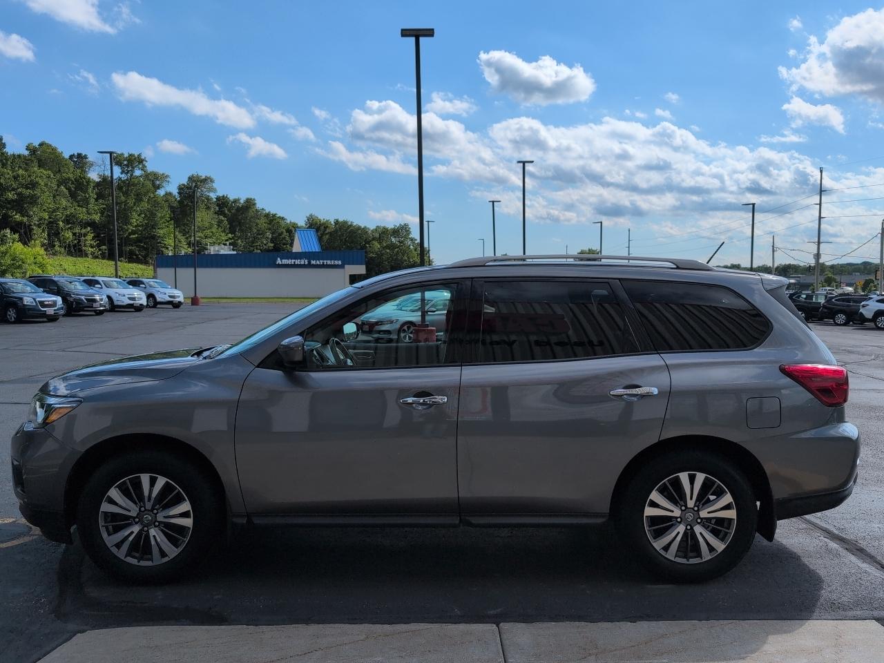 Nissan Pathfinder SV 4D SUV 4WD 2017