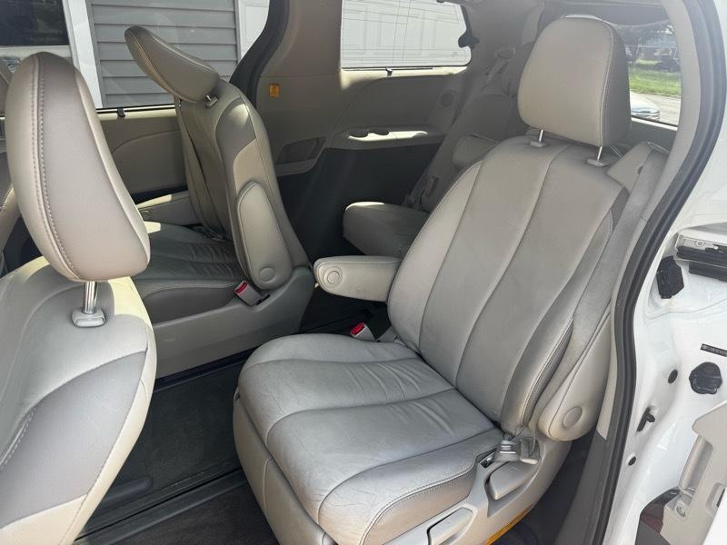 Toyota Sienna Limited AWD 7-Passenger V6 2013