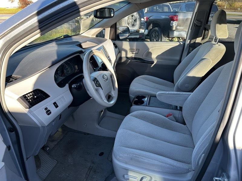 Toyota Sienna 5dr 7-Pass Van LE AWD (Natl) 2014