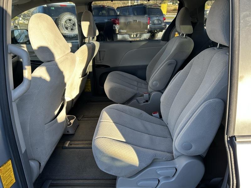 Toyota Sienna 5dr 7-Pass Van LE AWD (Natl) 2014