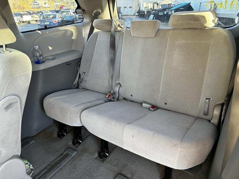 Toyota Sienna 5dr 7-Pass Van LE AWD (Natl) 2014