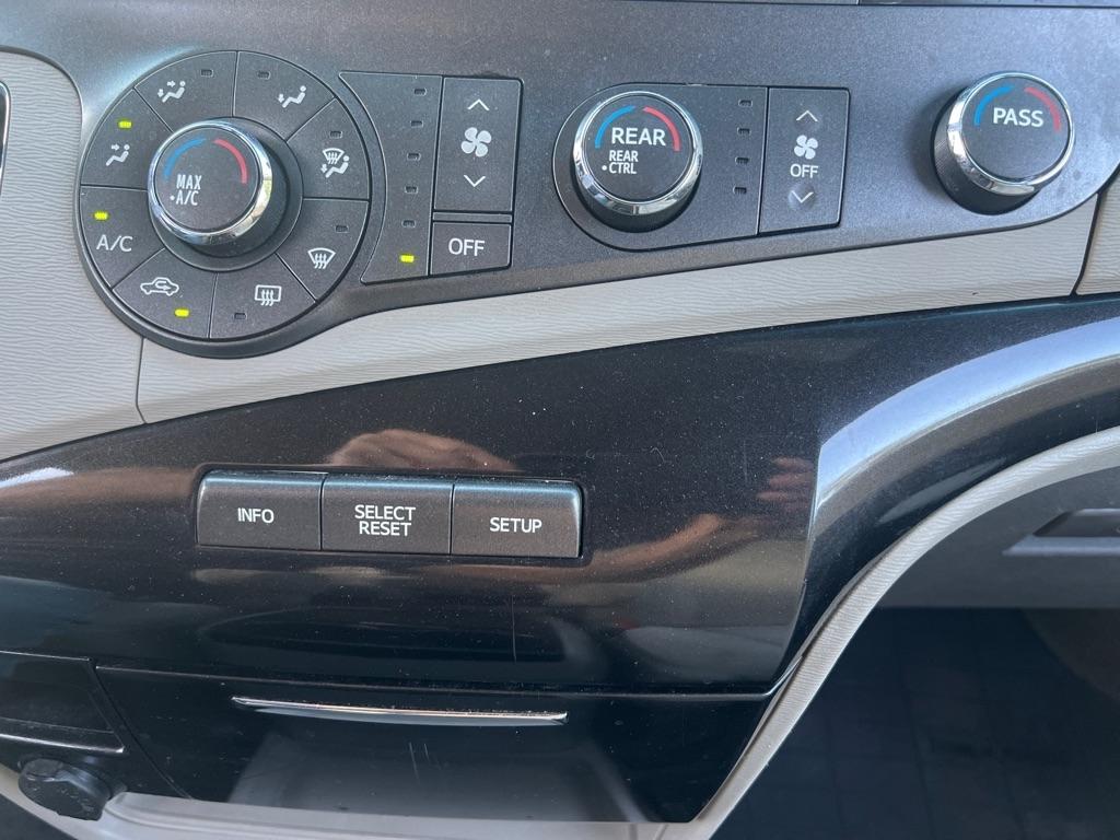 Toyota Sienna  2012