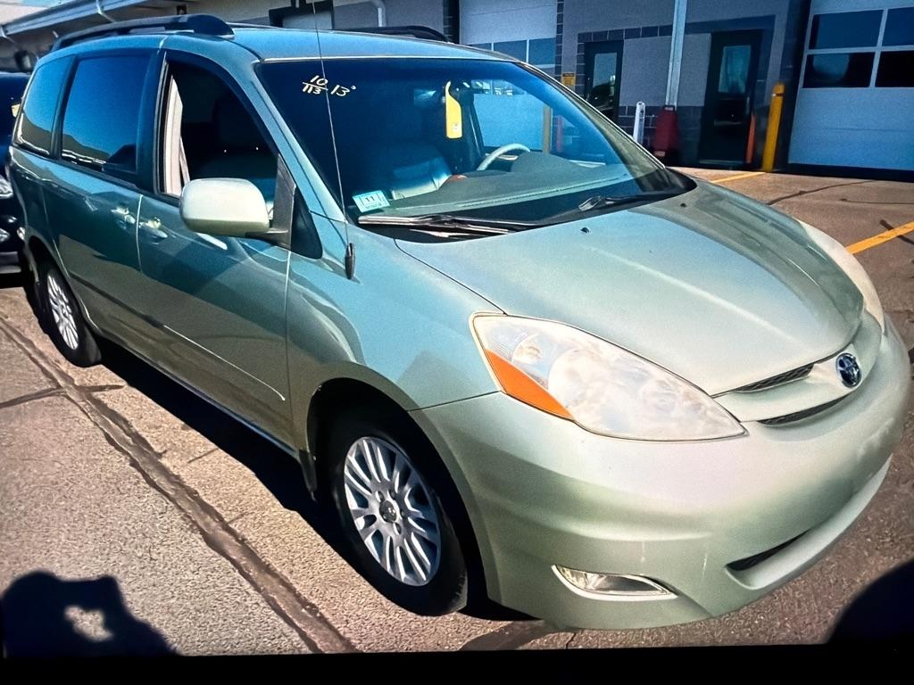 2010 Toyota Sienna XLE's photo