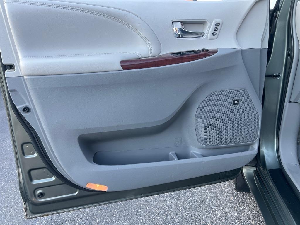 Toyota Sienna  2013