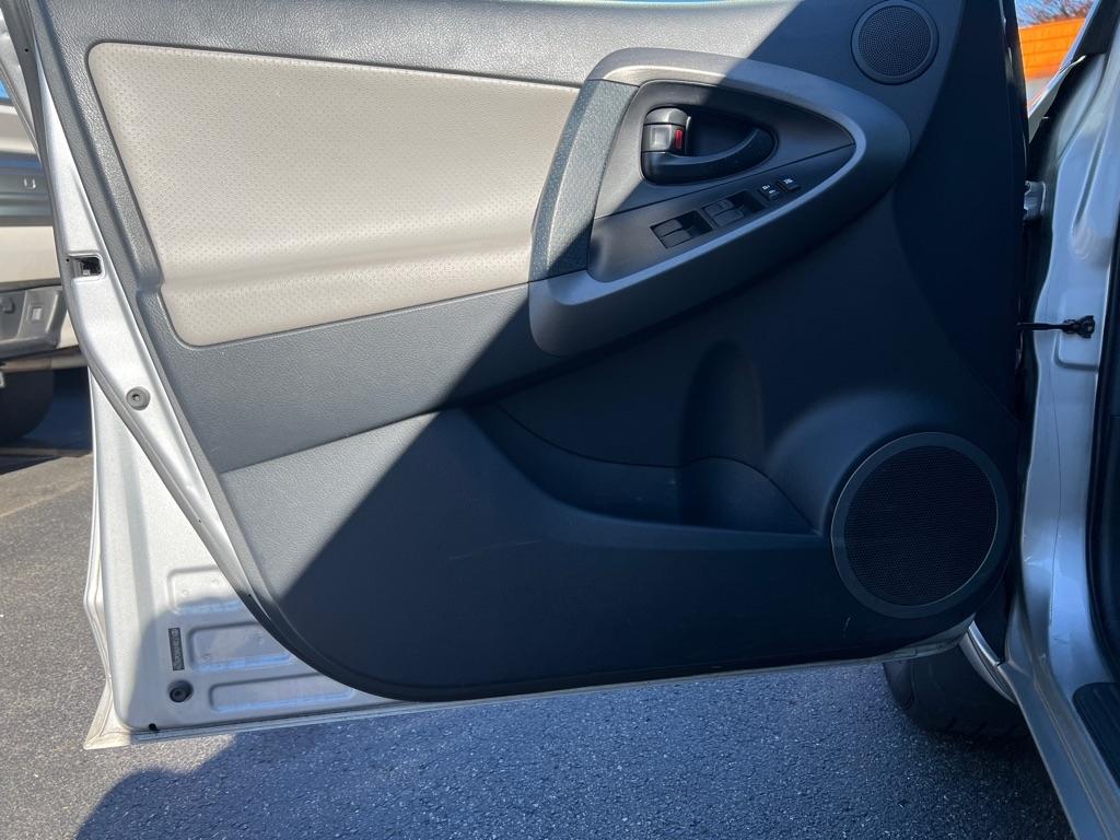 Toyota RAV4  2012