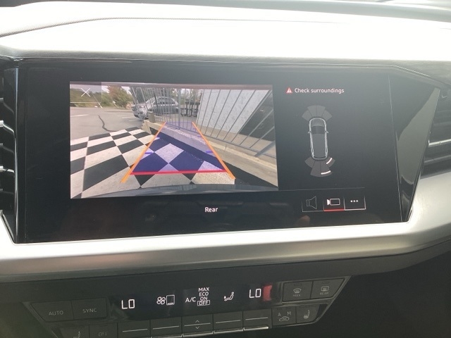 Audi Q4 e-tron  2022 Audi Q4 e-tron  2022