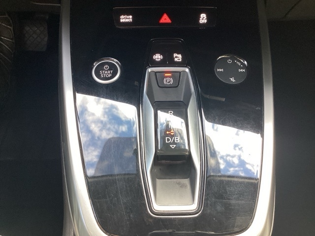 Audi Q4 e-tron  2022 Audi Q4 e-tron  2022