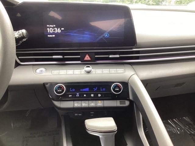 Hyundai Elantra  2024