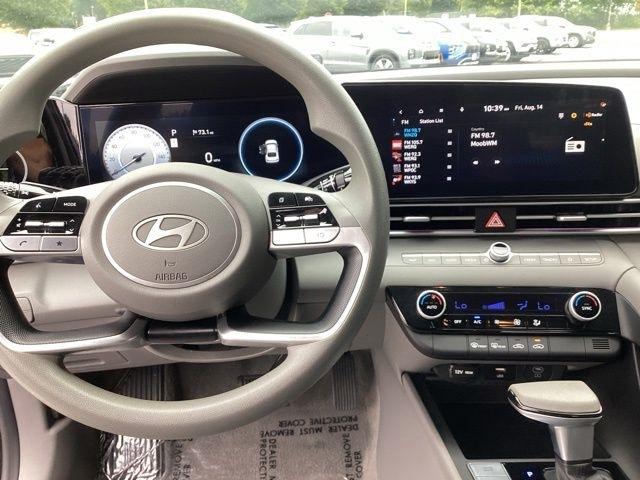 Hyundai Elantra  2024