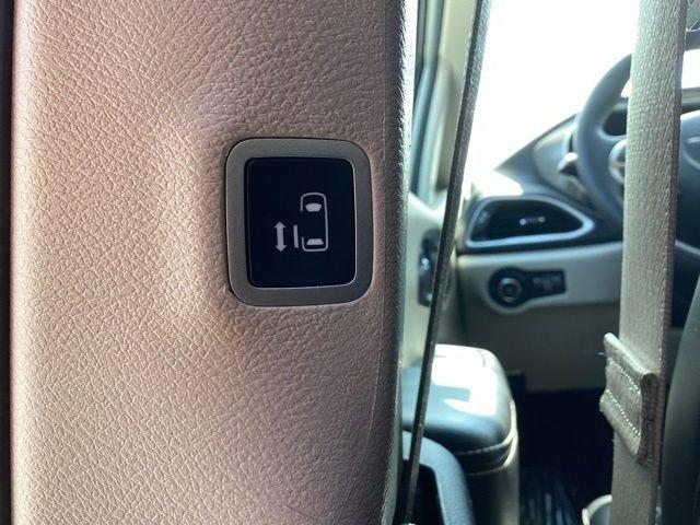 Chrysler Pacifica Hybrid  2023
