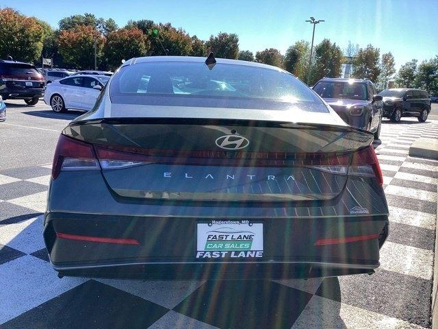 Hyundai Elantra photo 9
