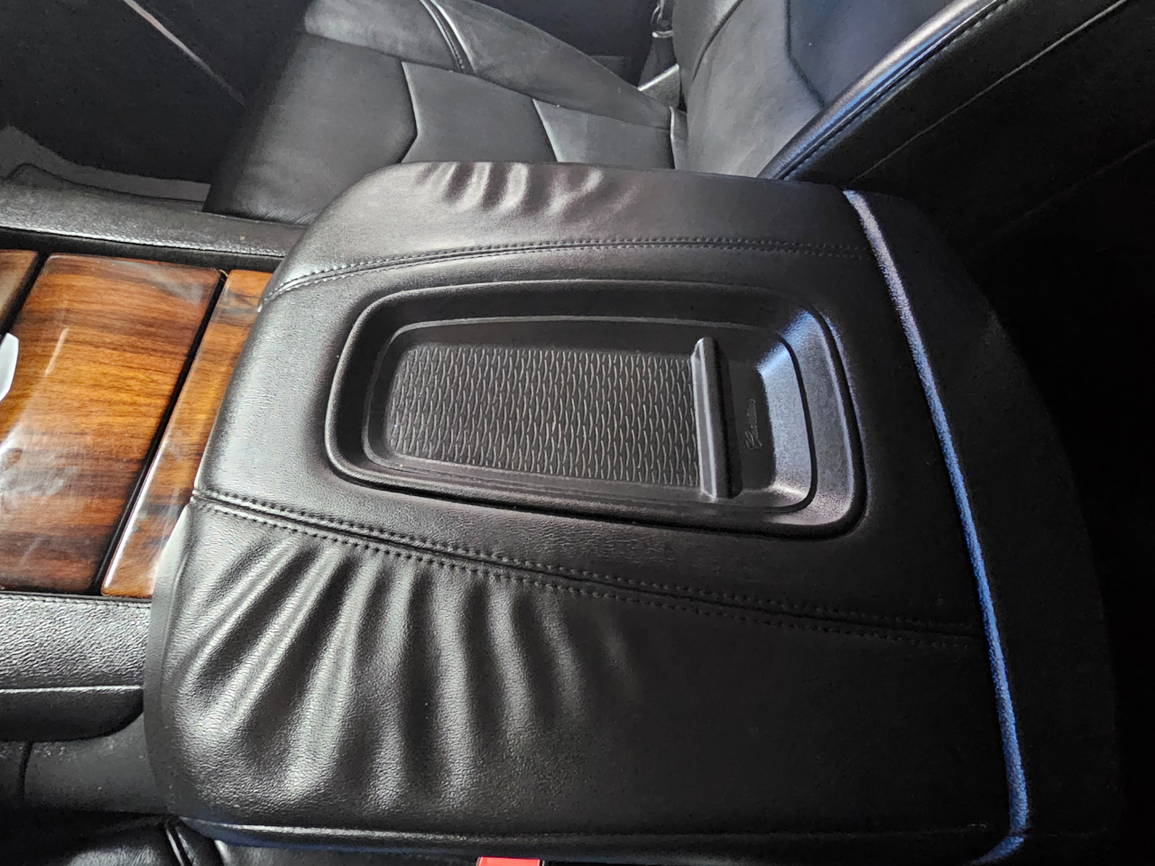 Cadillac Escalade ESV 4WD 4dr Premium 2015