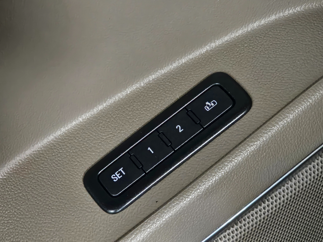 Chevrolet Suburban 2WD 4dr 1500 LT 2018