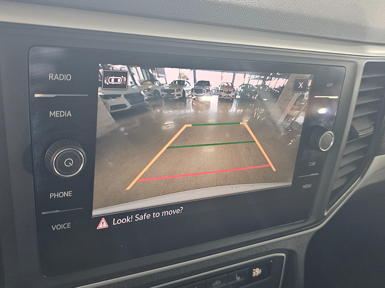 Volkswagen Atlas 3.6L V6 SE w/Technology FWD *Ltd Avail* 2021