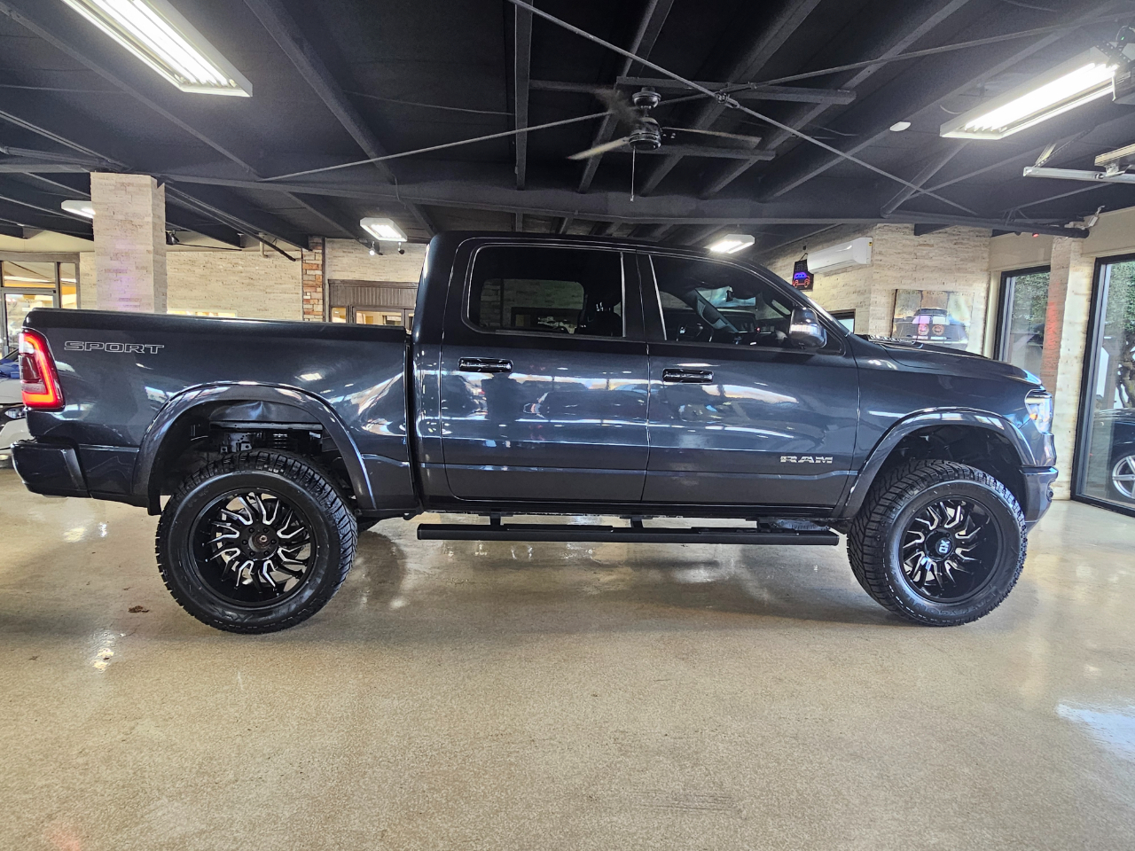 RAM 1500 Laramie 4x4 Crew Cab 5'7" Box 2021