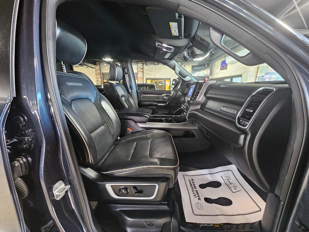 RAM 1500 Laramie 4x4 Crew Cab 5'7" Box 2021