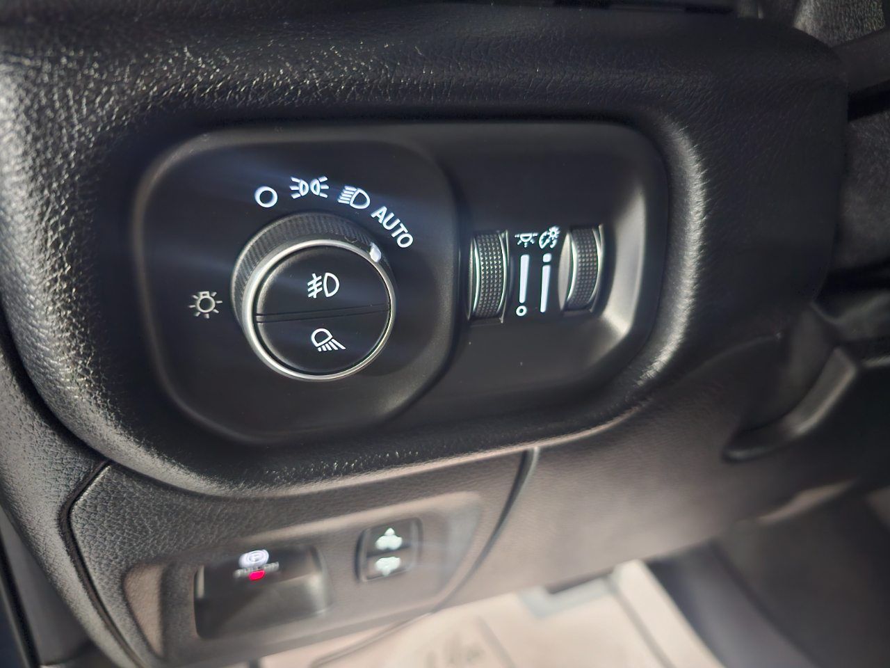 RAM 1500 Laramie 4x4 Crew Cab 5'7" Box 2021