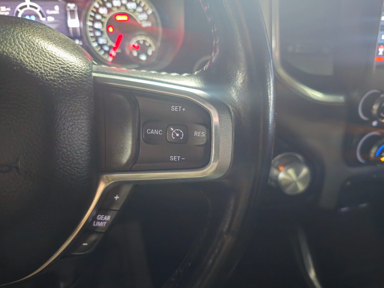 RAM 1500 Laramie 4x4 Crew Cab 5'7" Box 2021