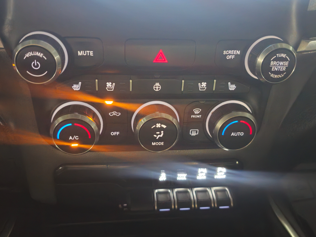 RAM 1500 Laramie 4x4 Crew Cab 5'7" Box 2021