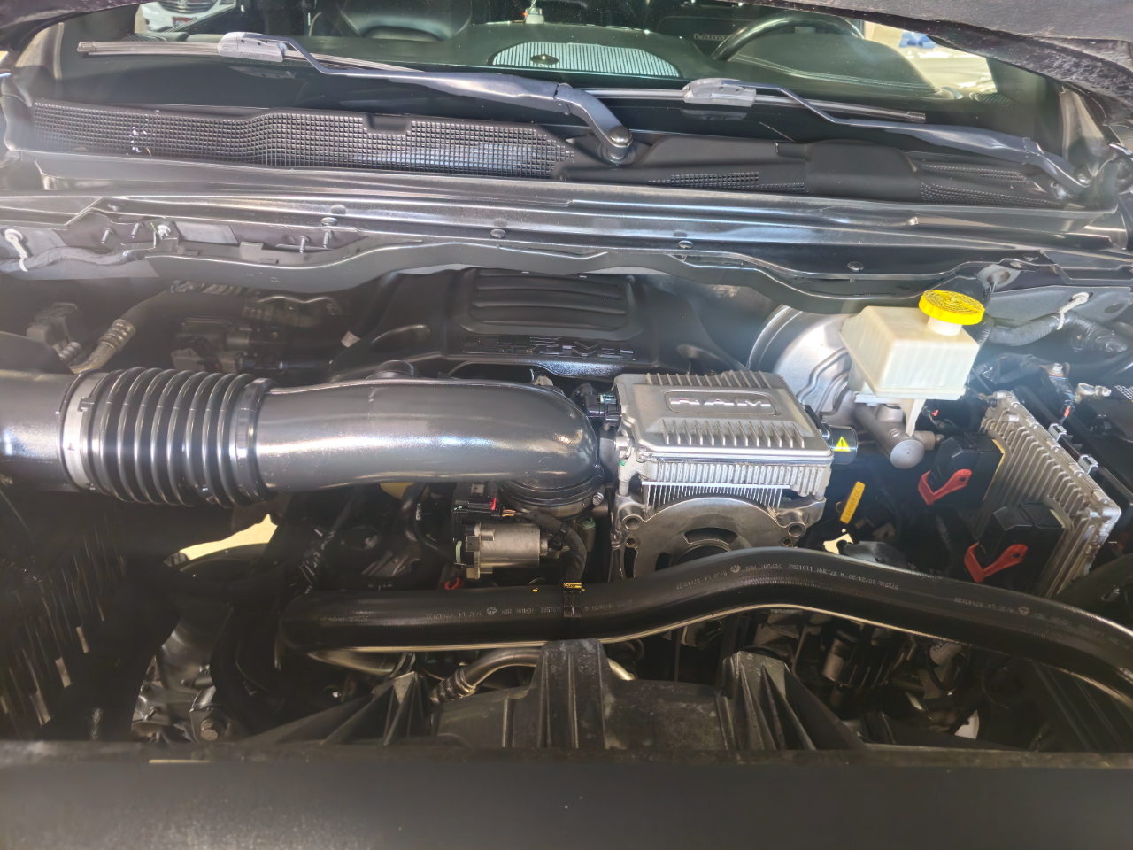 RAM 1500 Laramie 4x4 Crew Cab 5'7" Box 2021