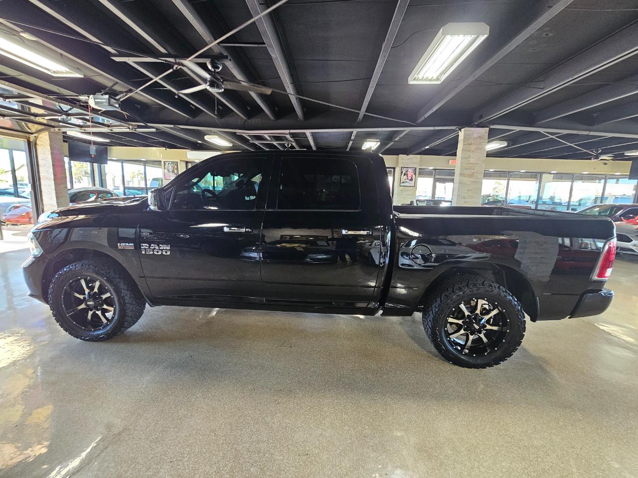 RAM 1500 4WD Crew Cab 140.5" Laramie Limited 2015
