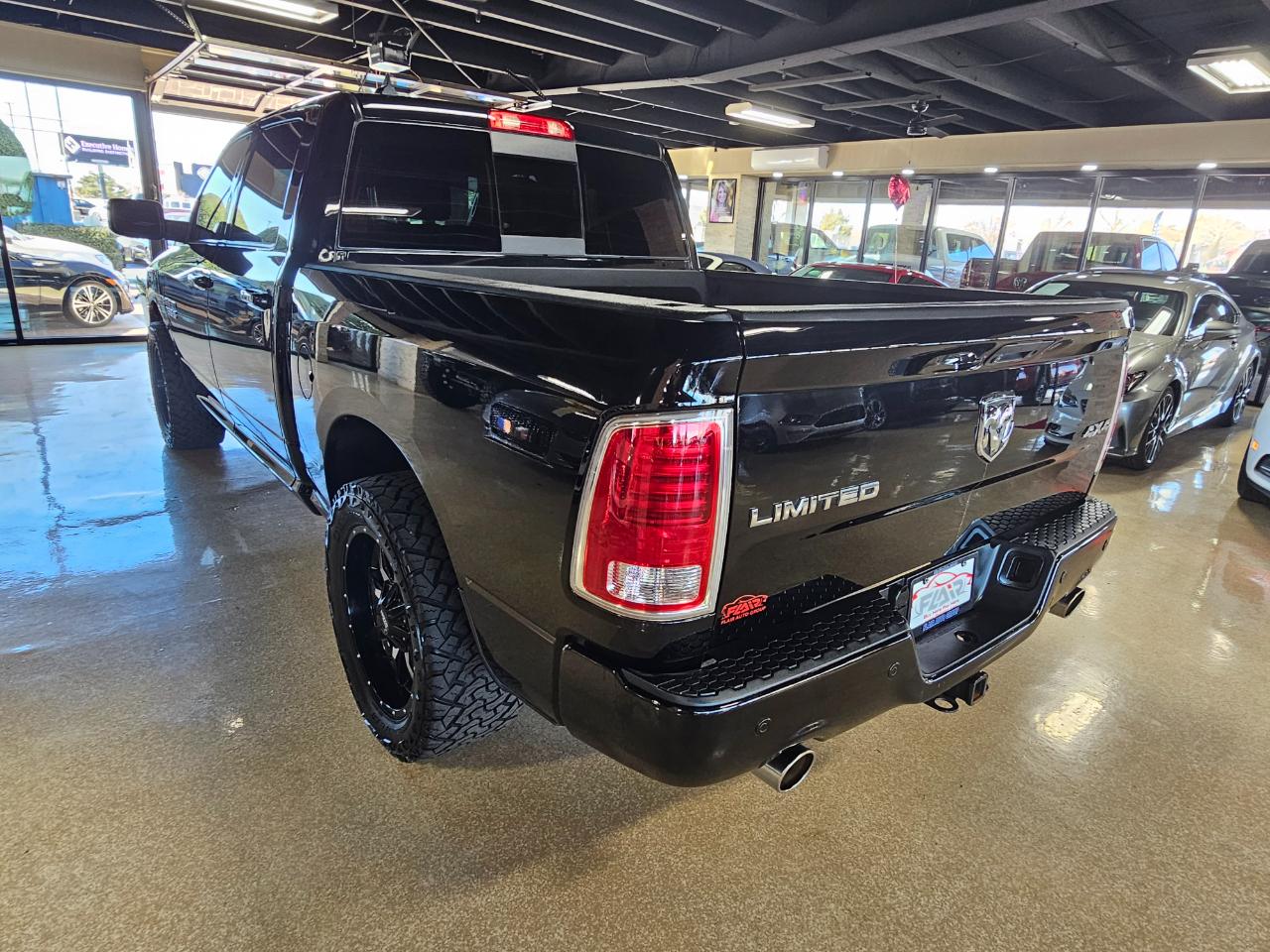 RAM 1500 4WD Crew Cab 140.5" Laramie Limited 2015