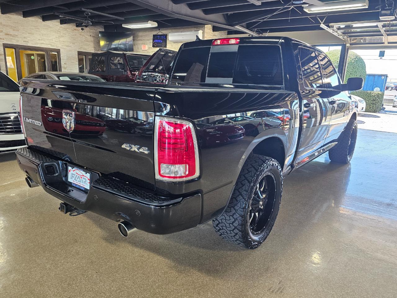 RAM 1500 4WD Crew Cab 140.5" Laramie Limited 2015